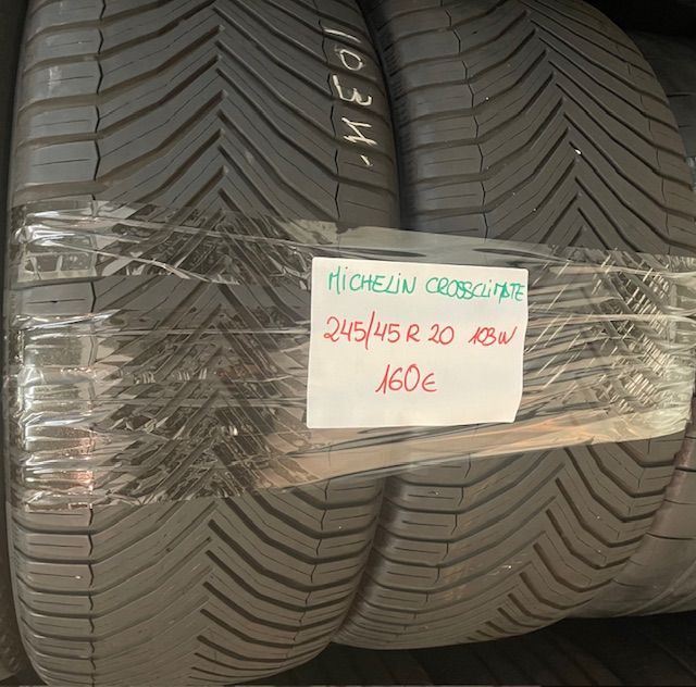 Un par de neumáticos Michelin Crossclimate envueltos en plástico.