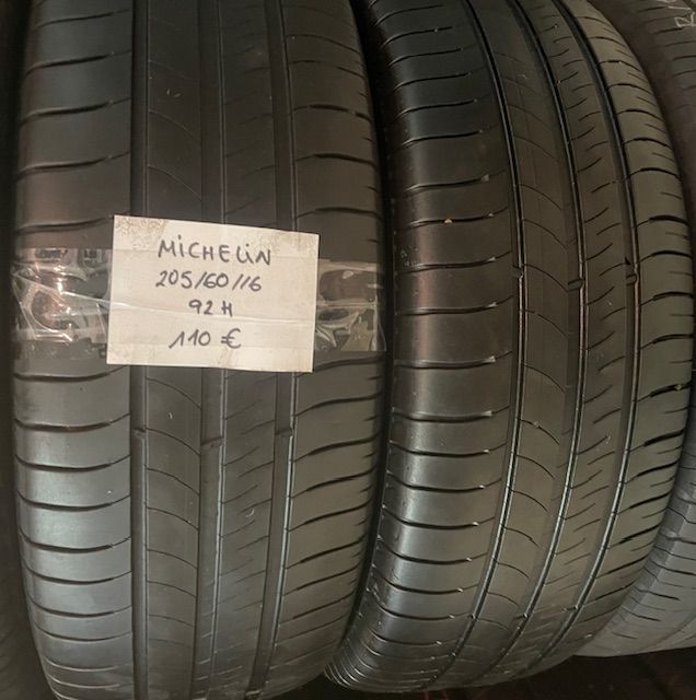 Un par de neumáticos Michelin están apilados uno encima del otro.