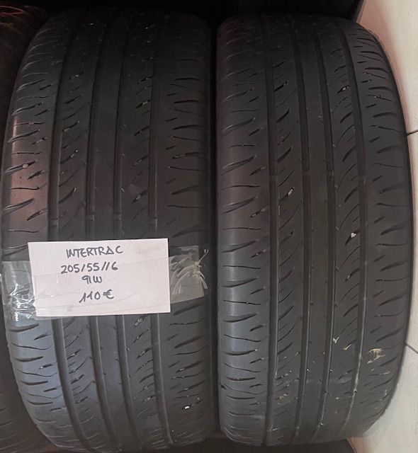 Un par de neumáticos uno al lado del otro con un cartel que dice 