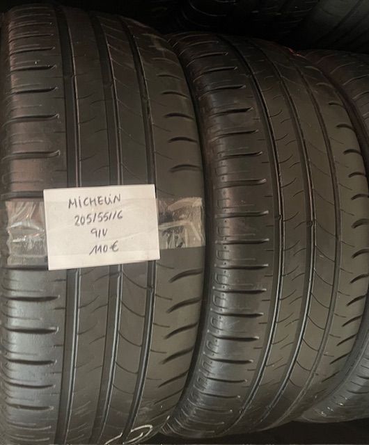 Un par de neumáticos Michelin están apilados uno encima del otro.