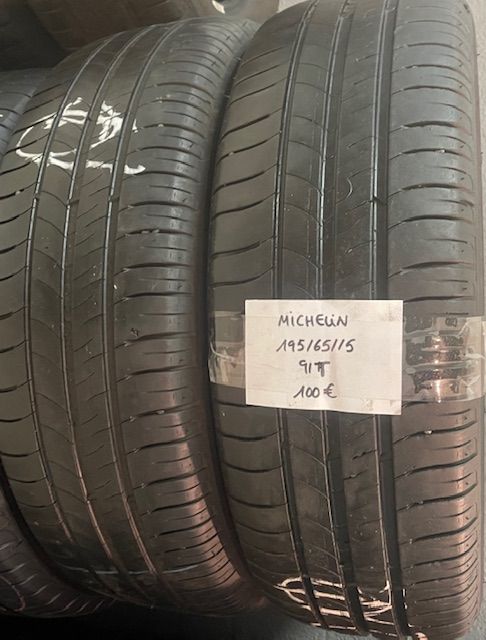 Dos neumáticos Michelin están apilados uno encima del otro