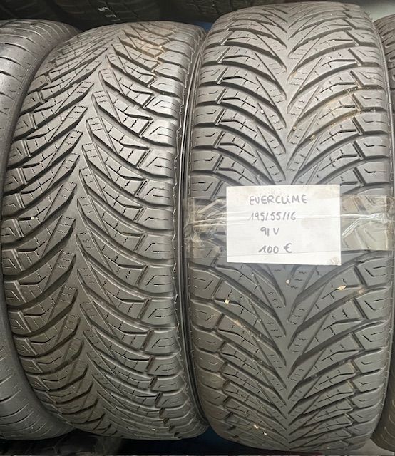 Dos neumáticos están apilados uno encima del otro en un estante.