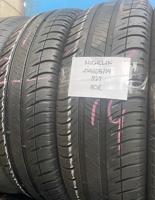 Un par de neumáticos Michelin están apilados uno encima del otro.