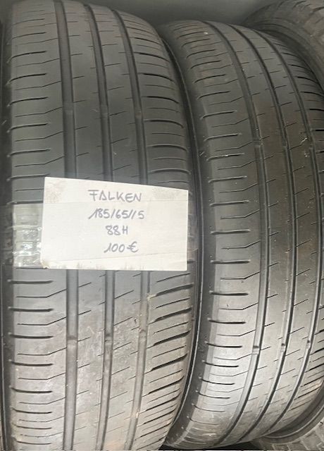 Un par de neumáticos están colocados uno al lado del otro en un estante.