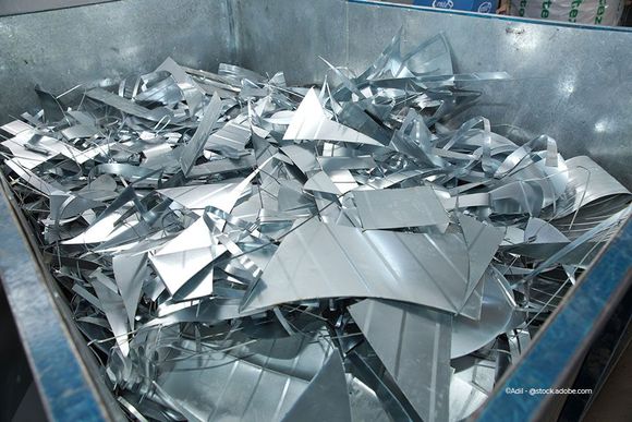Container der Firma Dennis Reinhardt DeRo Schrott & Metall Abholung mit Metallabfall