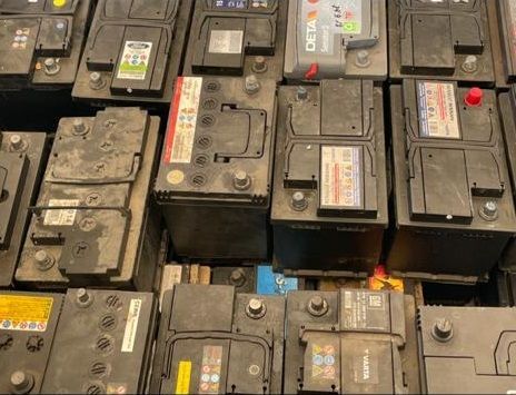 entsorgte Autobatterien bei Dennis Reinhardt DeRo Schrott & Metall Abholung