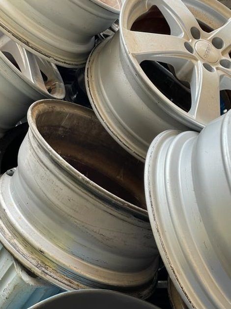 entsorgte Autofelgen bei Dennis Reinhardt DeRo Schrott & Metall