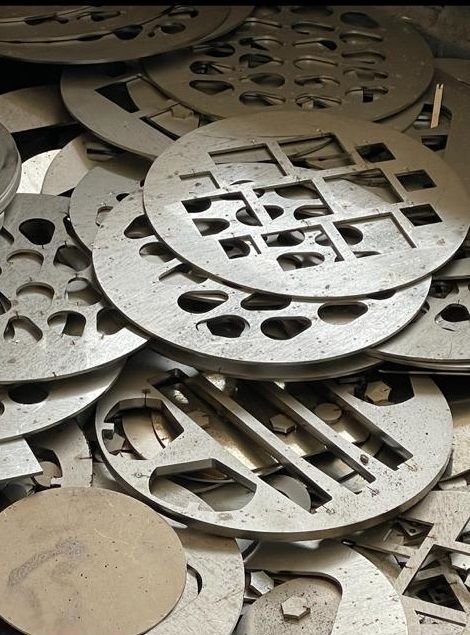 entsorgte Metallplatten bei Dennis Reinhardt DeRo Schrott & Metall Abholung