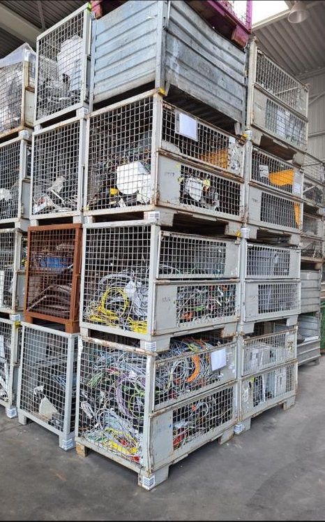 Regal mit entsorgtem Metall bei Dennis Reinhardt DeRo Schrott & Metall