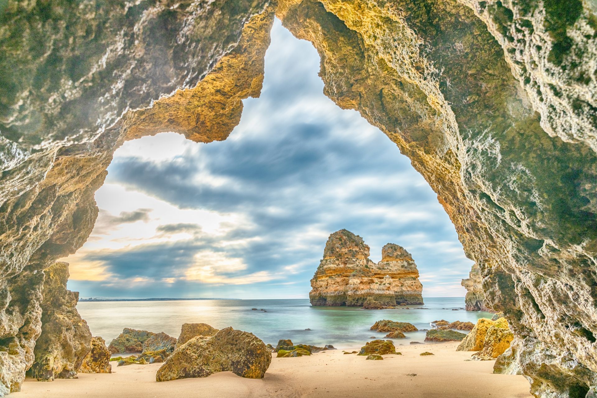 Coucher de soleil sur des formations rocheuses se reflétant dans l'eau.