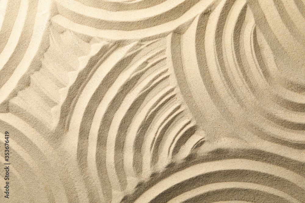 Une fontaine japonaise où l'eau ruisselle sur une pierre, une fleur bleue et un bec en bambou.