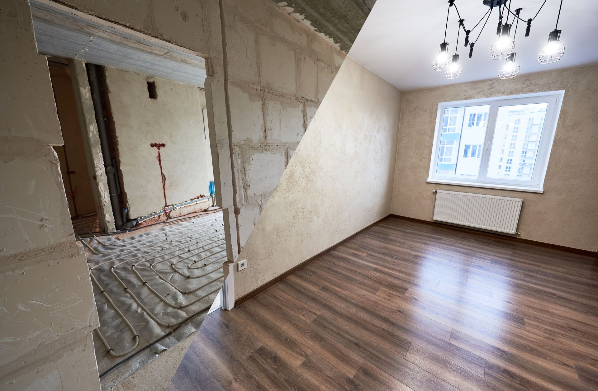 Chambre rénovée avec parquet, murs apparents, lustre et grande fenêtre donnant sur la ville.