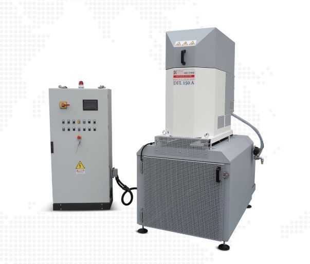 Máquina industrial com painel de controle. Cores cinza e branca.