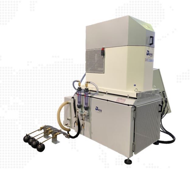 Uma máquina industrial branca com tubos e medidores acoplados, provavelmente para uso científico ou industrial.