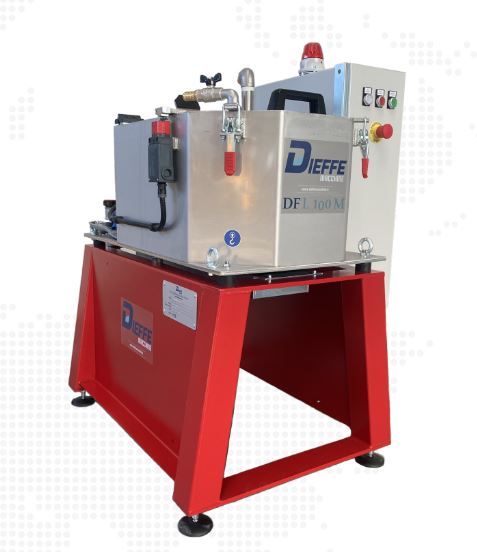 Máquina industrial vermelha e cinza com a inscrição 