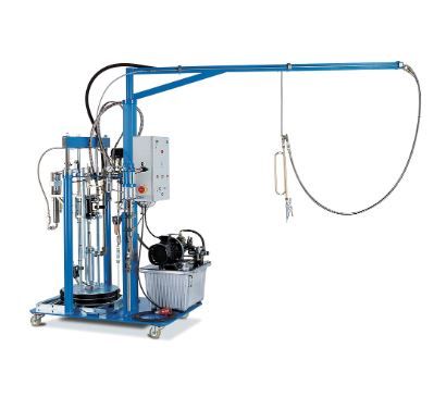 Máquina industrial azul para aplicação de espuma de poliuretano expandido, com braço articulado e bico de pulverização.