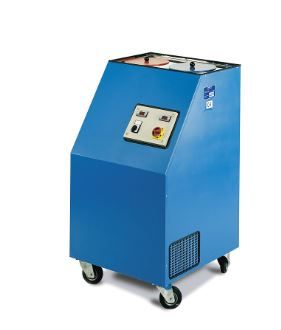 Resfriador de água industrial azul sobre rodas, com painel de controle e saída de ventilação.