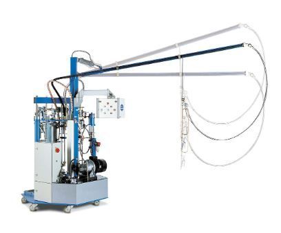 Máquina industrial com braço articulado, montada sobre uma plataforma móvel, provavelmente para dispensar líquidos.