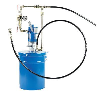 Sistema de bomba de graxa azul com tubulação e manômetro.