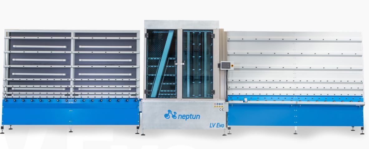 Máquina para processamento de vidro, branca e azul, com prateleiras e unidade central de processamento.