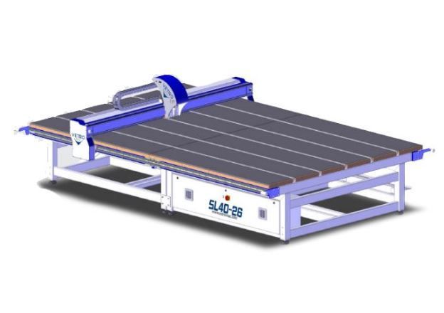 Máquina de corte CNC com componentes azuis e brancos, em uma estrutura azul clara.