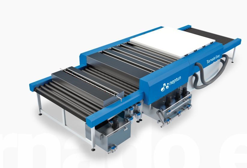 Sistema de esteira transportadora industrial azul e cinza com roletes e plataforma branca.