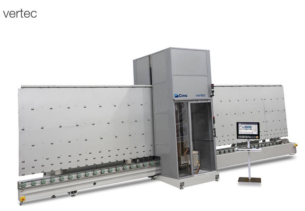 Grande máquina industrial de corte de vidro com painel de controle.