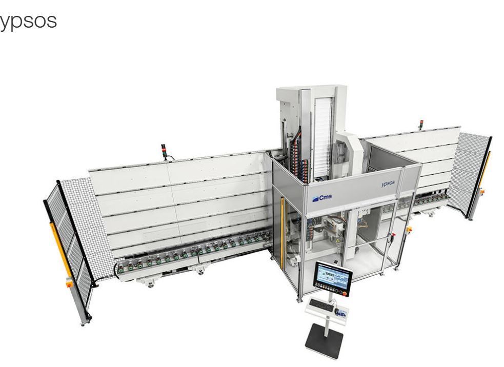Máquina automatizada de embalagem industrial com esteiras transportadoras e painel de controle.