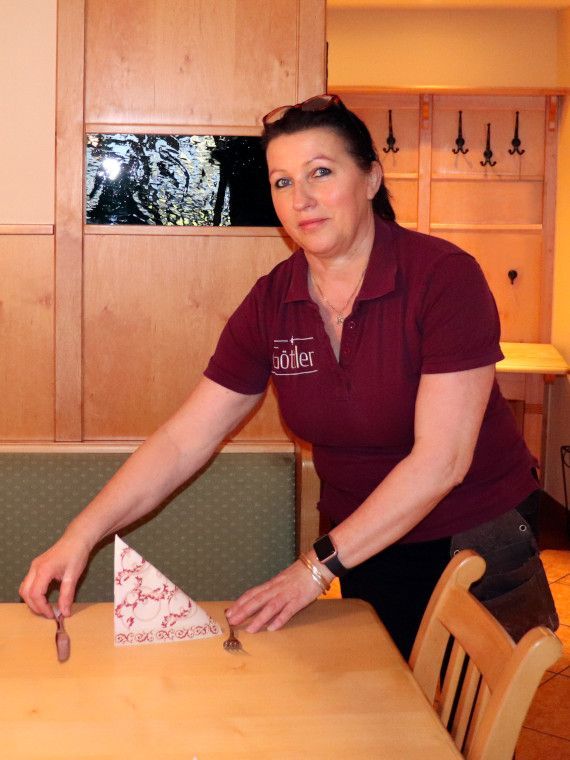 Eine Dame aus dem Gastroteam