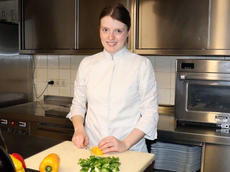 Eine Köchin aus dem Gastroteam