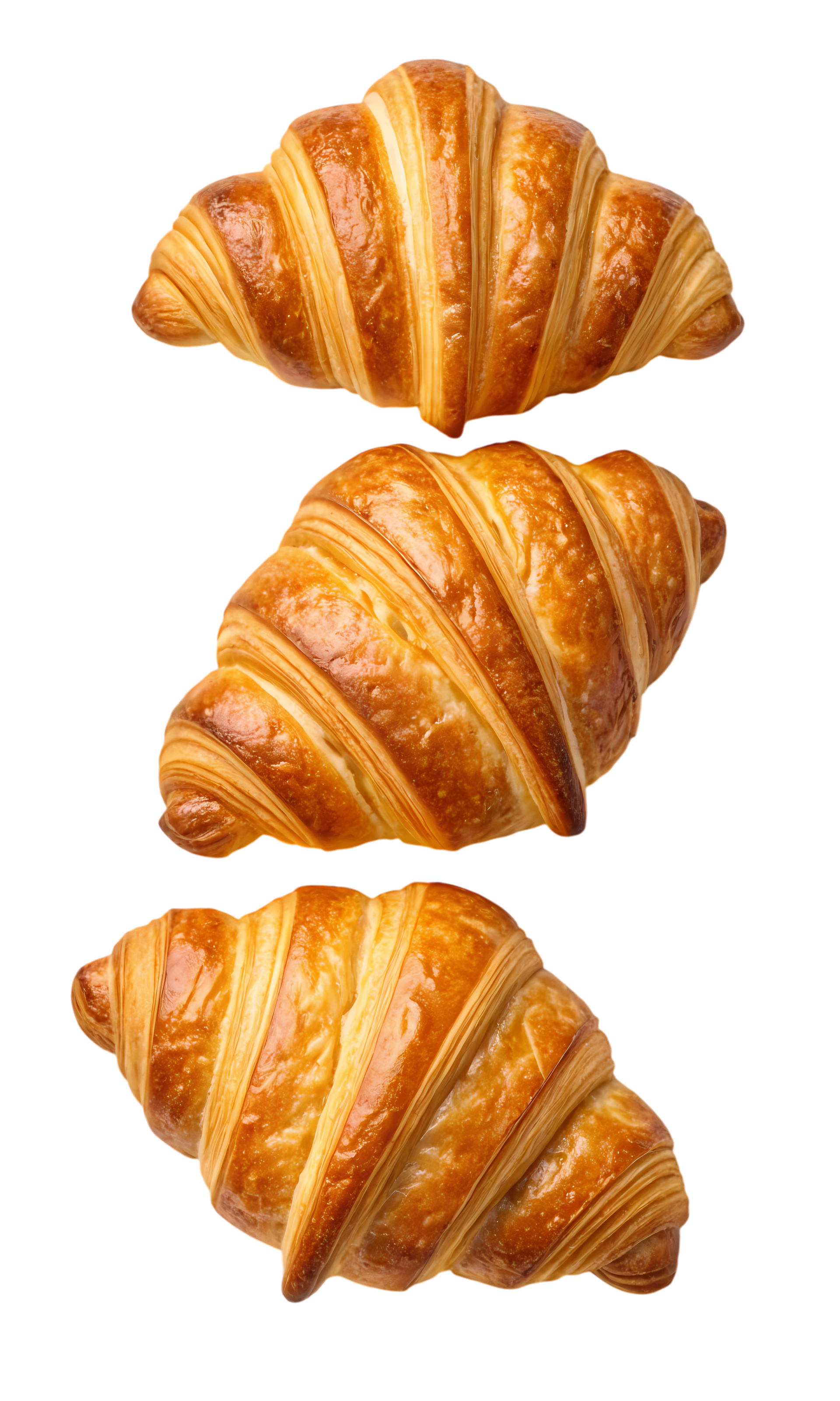 Trois croissants dorés aux couches feuilletées, isolés sur fond blanc.