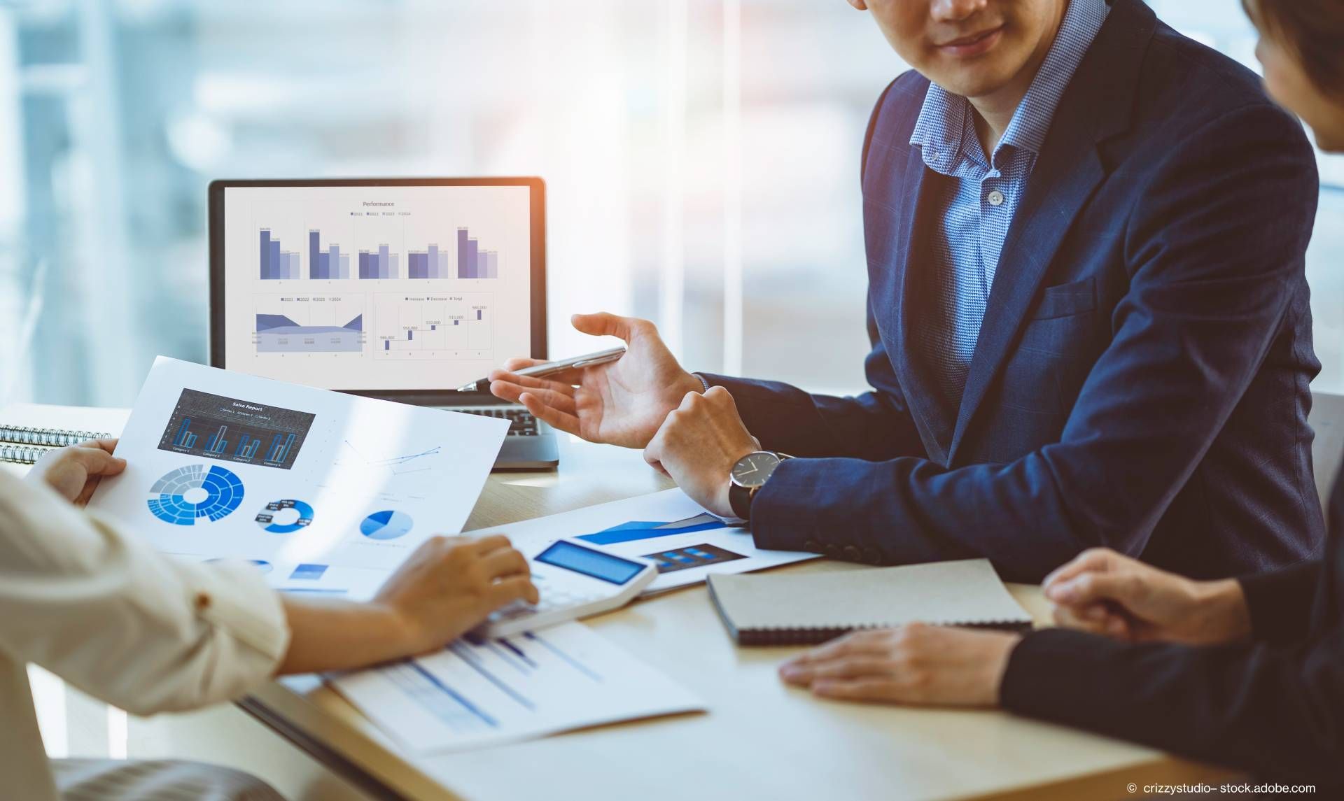 Mehrere Steuerberater besprechen Diagramme