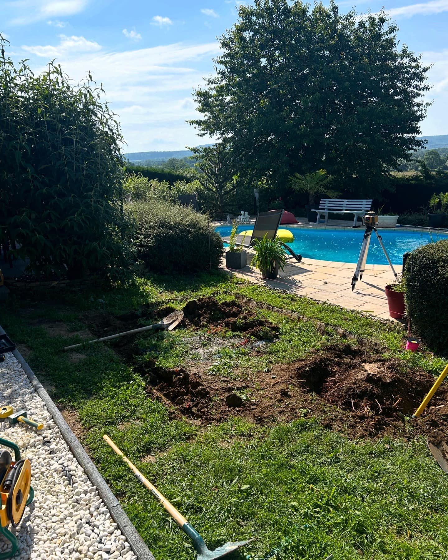 Un terrain près d'une piscine avant travaux.