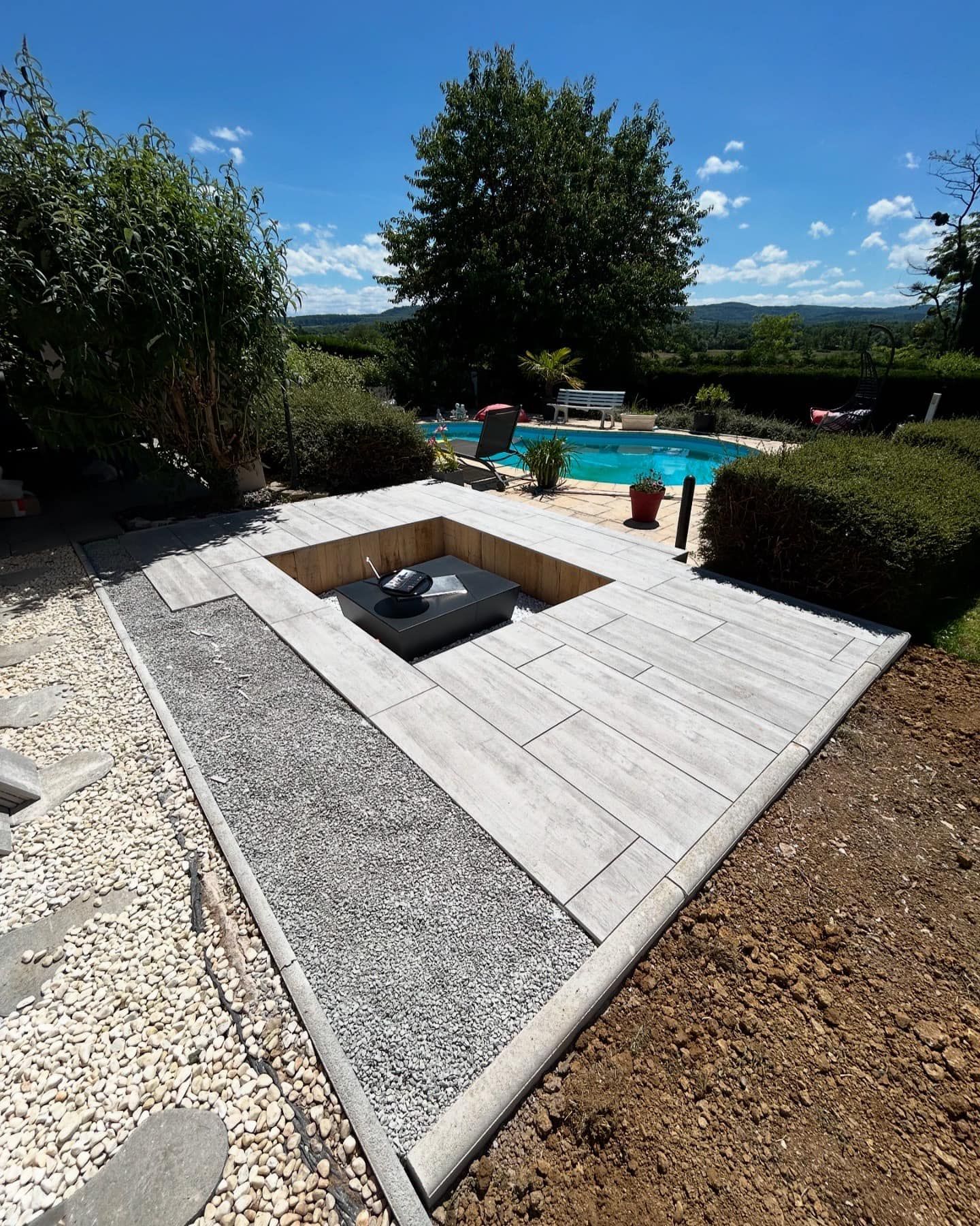 Un brasero installé devant une piscine.