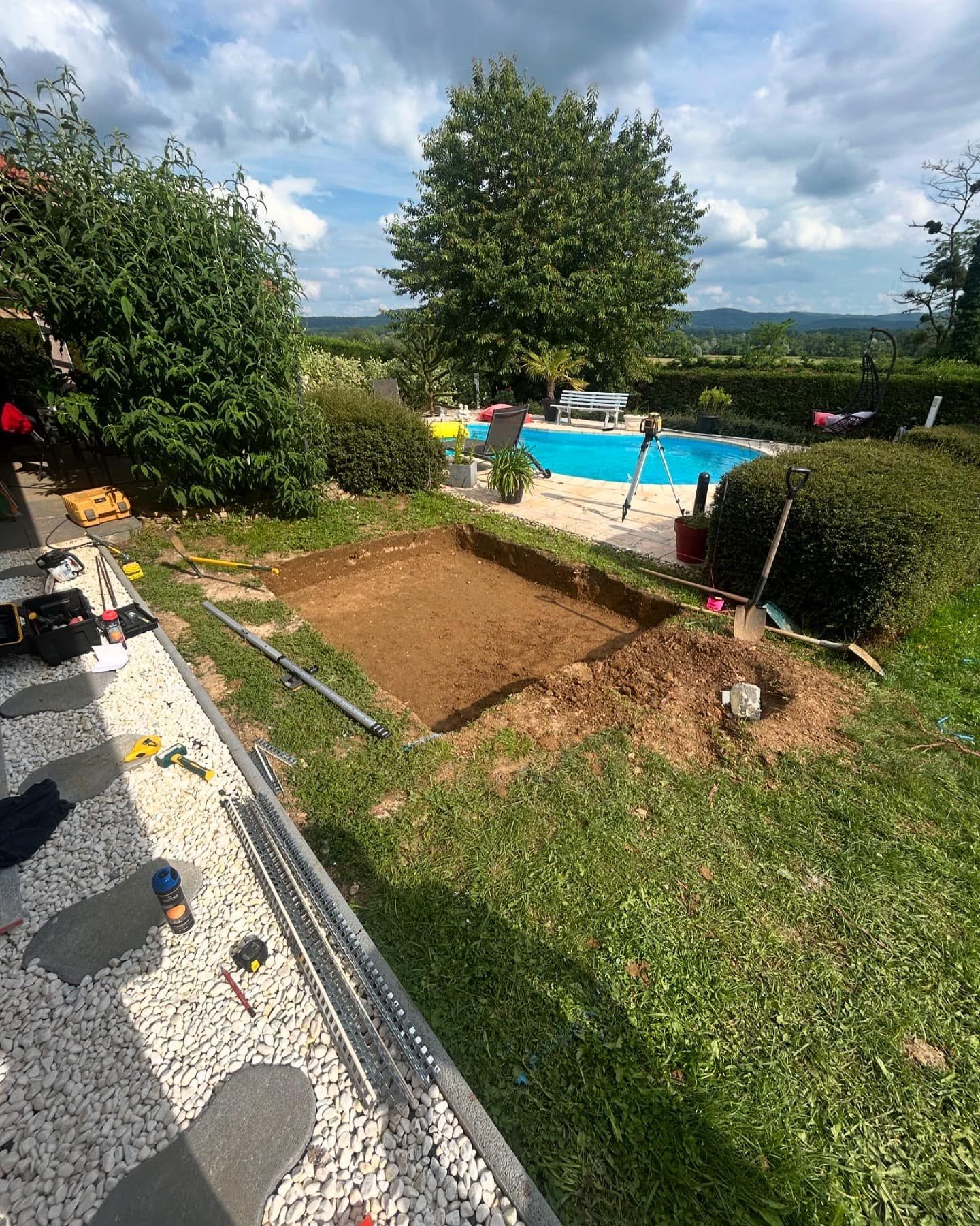 Un brasero installé devant une piscine.