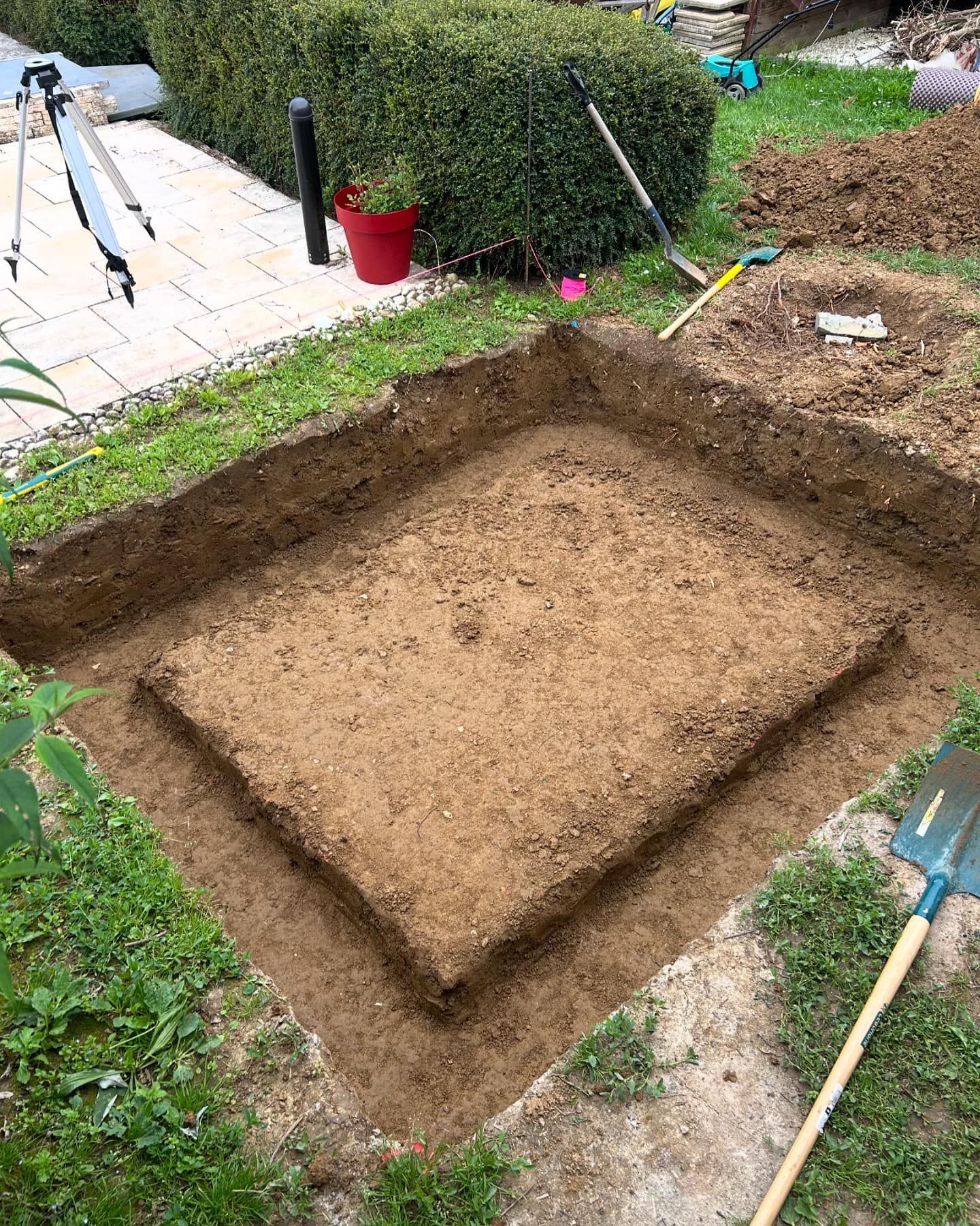 Création de tranchées pour le drainage lors de travaux de terrassement.