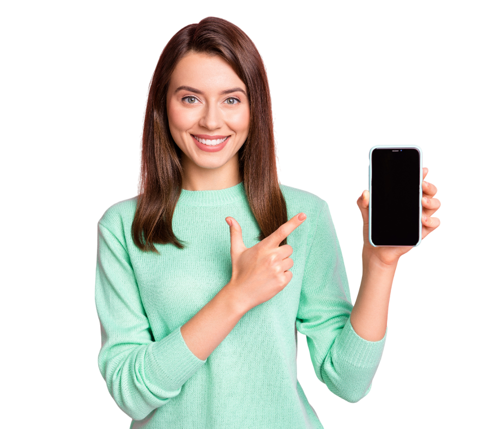 Une femme avec son téléphone à la main.