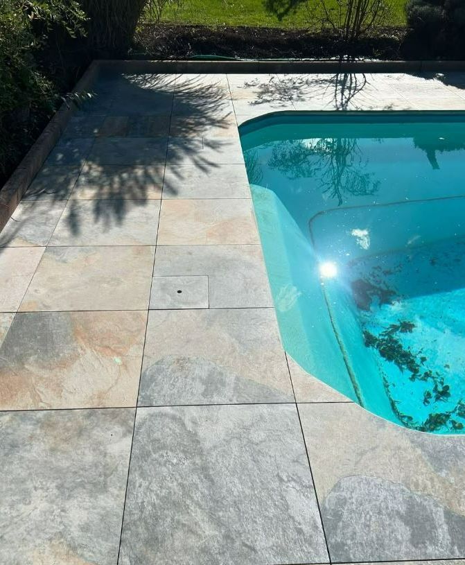 Gros plan sur la plage de piscine en carreaux de grès cérame.