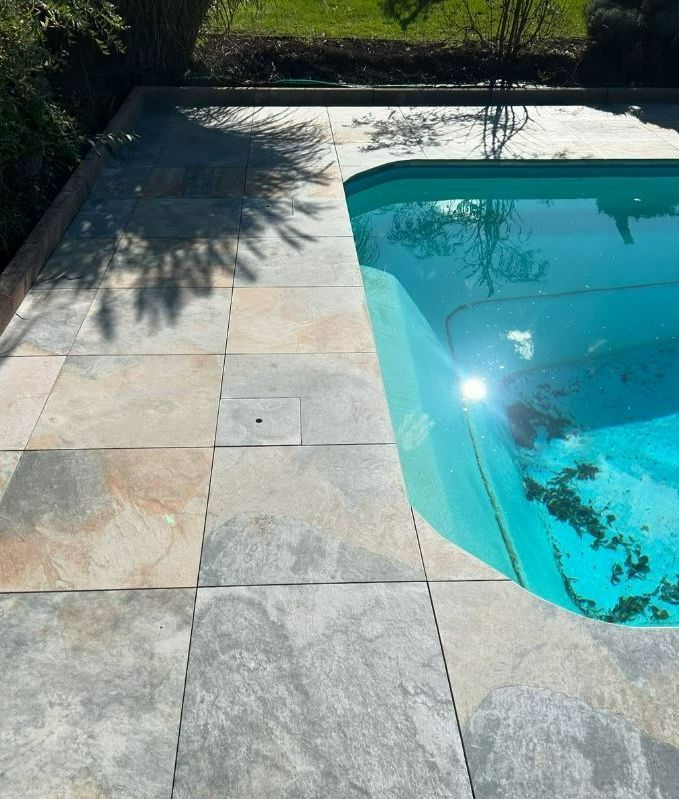 Des carreaux de carrelage posés autour d'une piscine.
