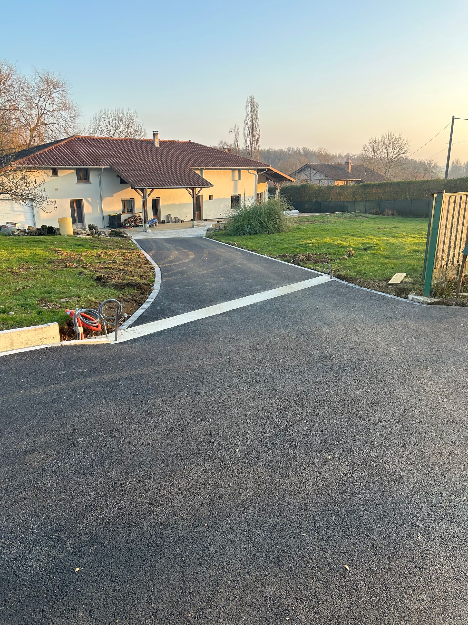 Une entrée de maison en enrobé.