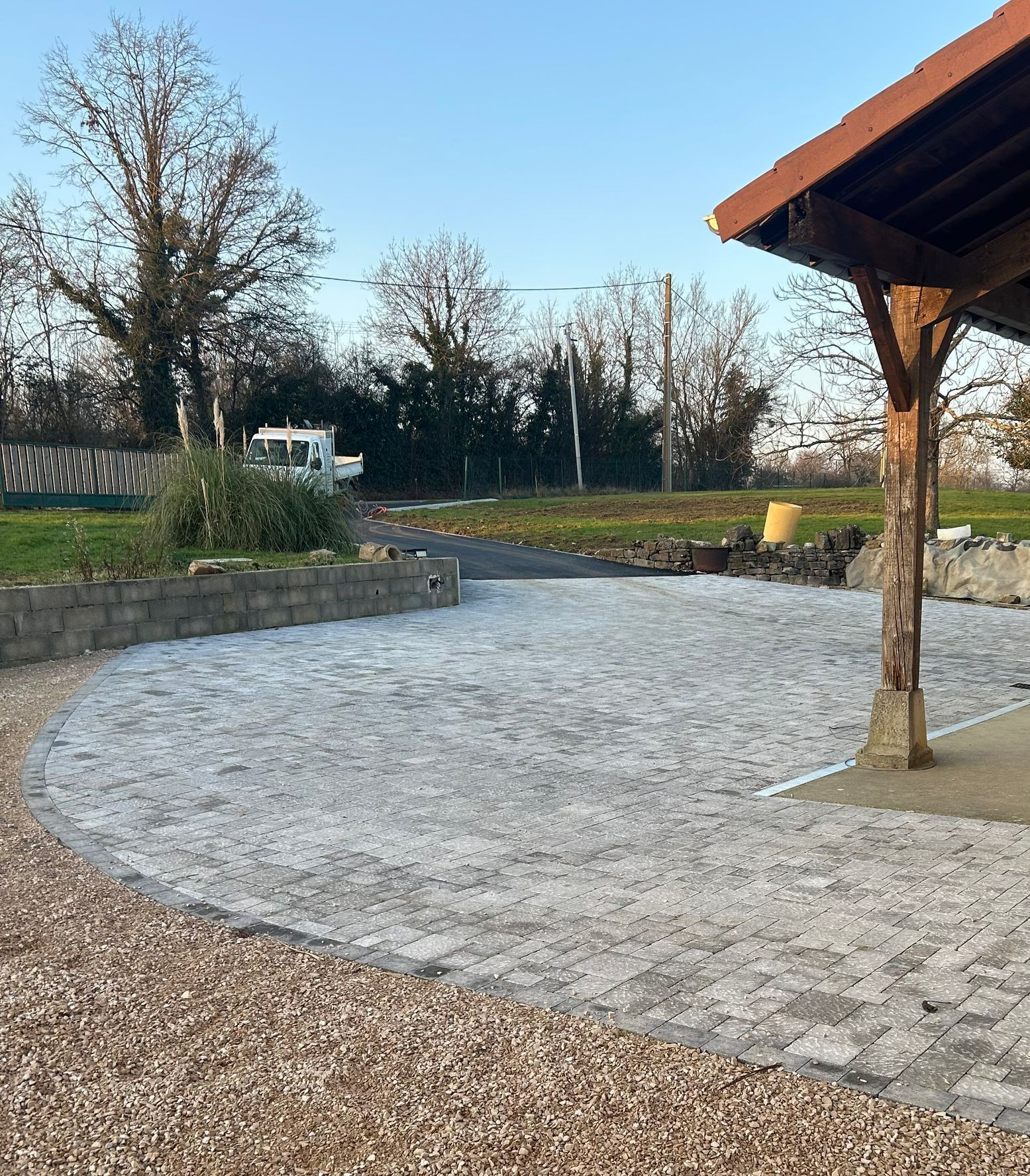 Une cour en pavés et graviers.