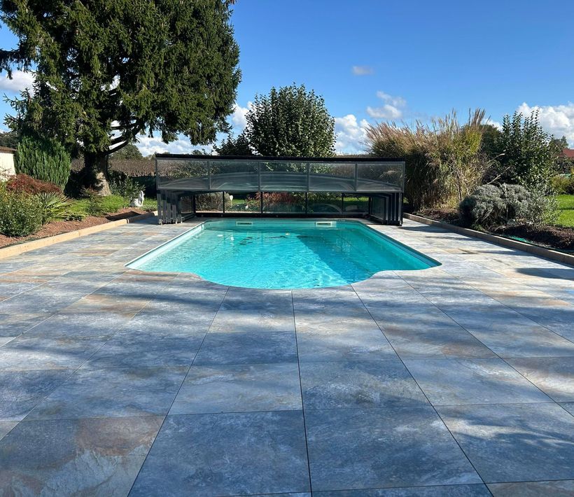 Une piscine entourée d'une plage.