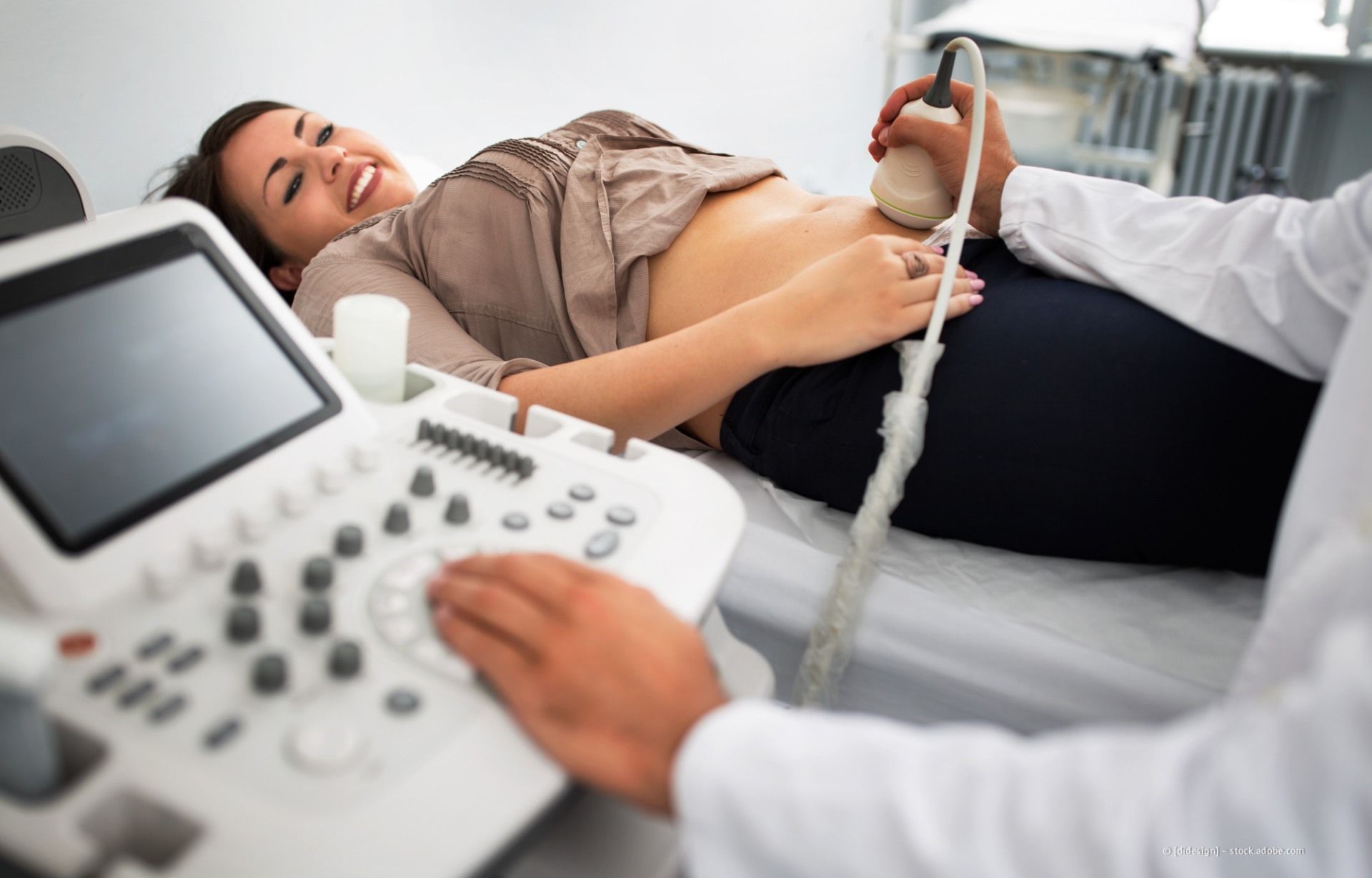 Ein Patient wird untersucht, während ein Techniker in der Nähe das Ultraschallgerät bedient.