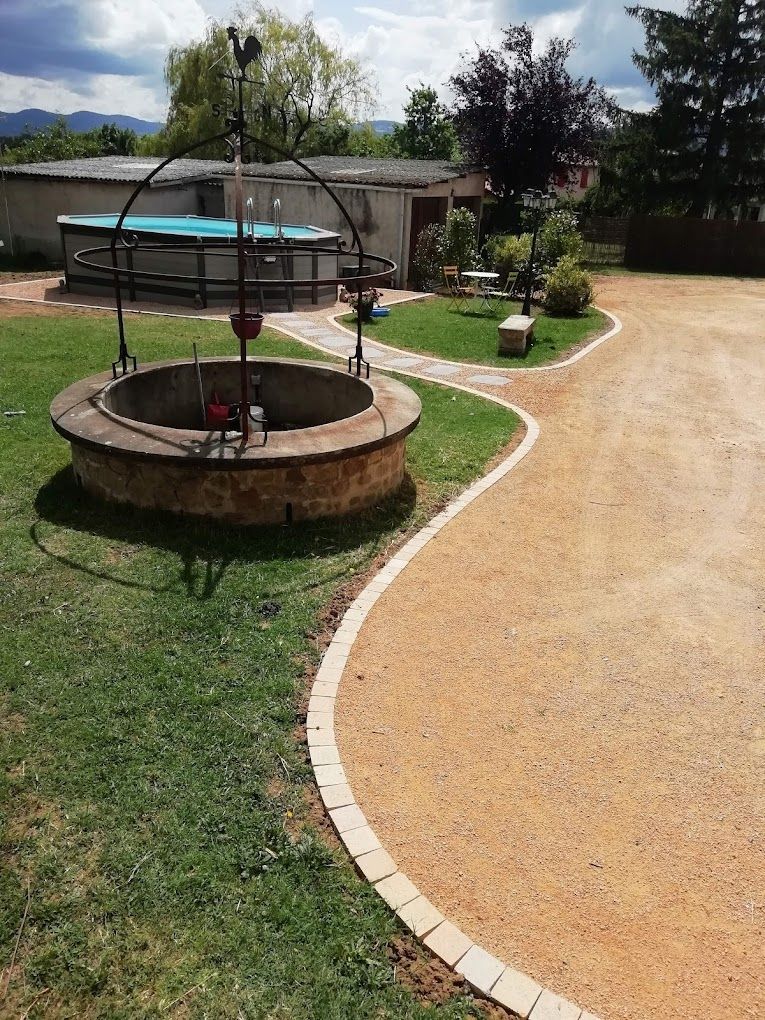 Chemin en gravier à côté d'un puits