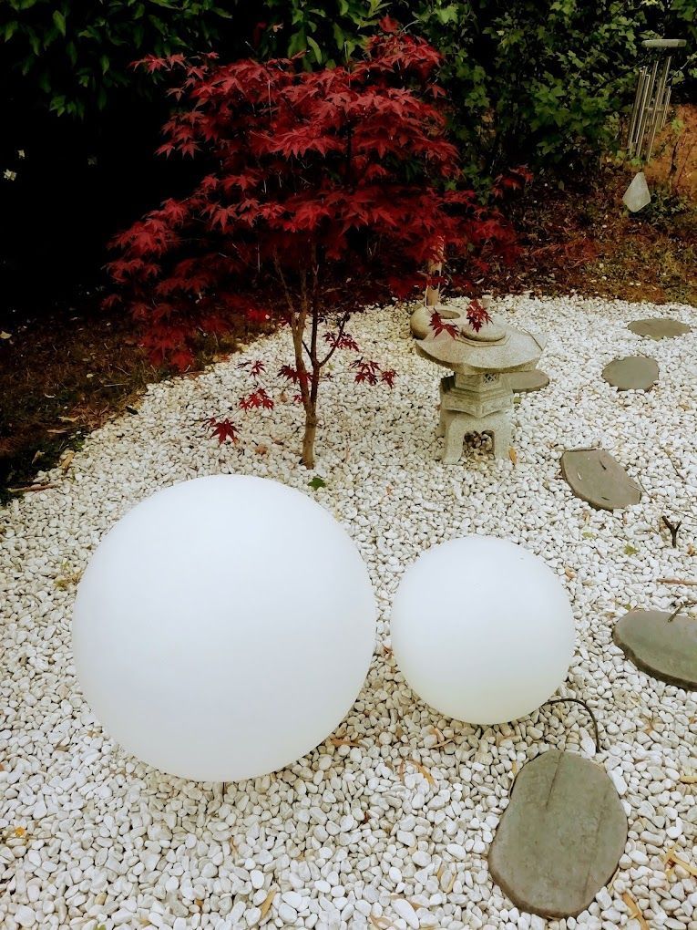 Jardin japonais avec des pierres et de la décoration