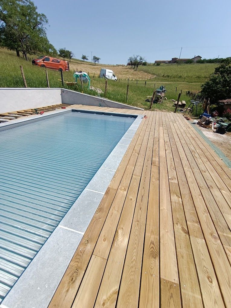 Piscine avec entourage en bois