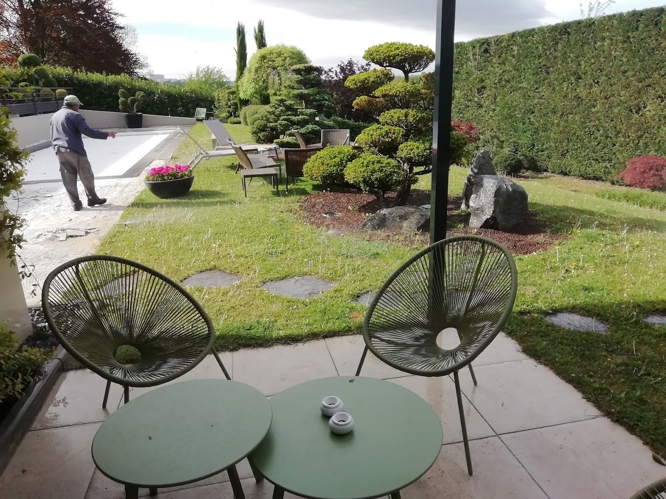 Aménagement de jardin avec pierre et arbres