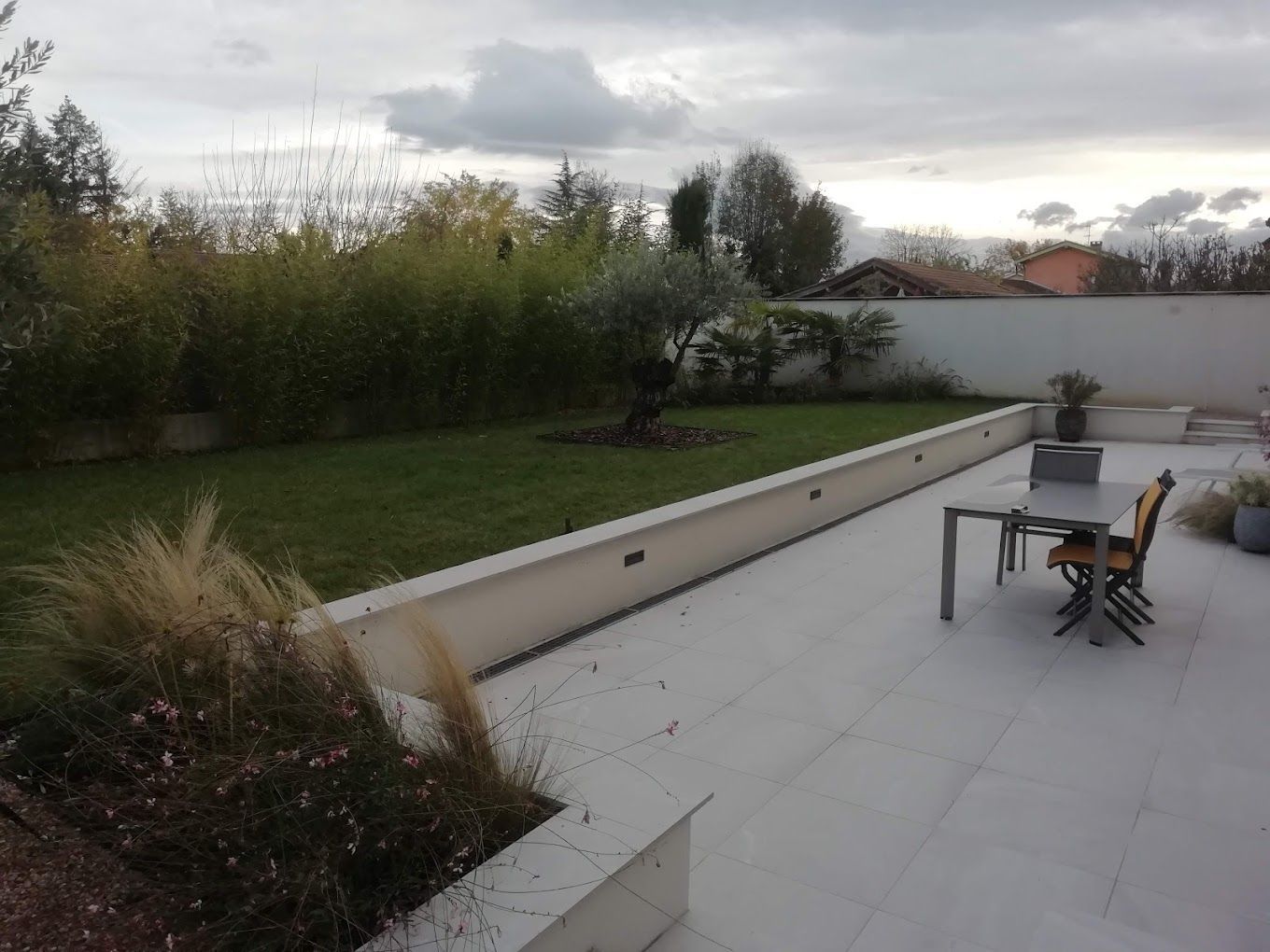 Terasse en pierre avec murets