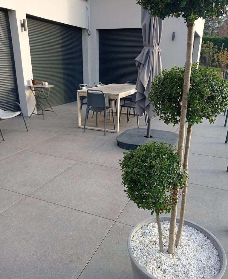 Création de terrasse en pierre avec plantes
