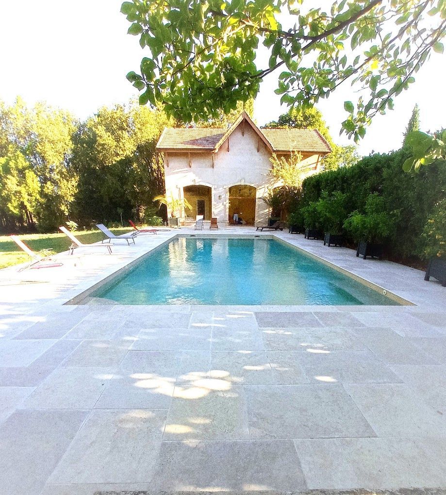 Piscine avec abords en pierre